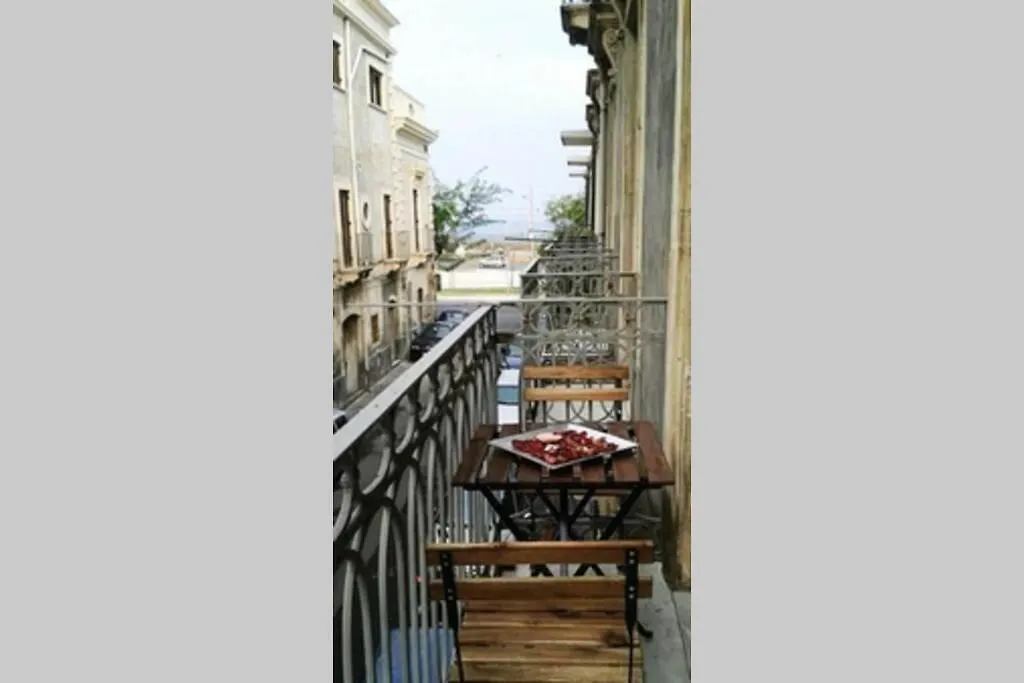 Three Rooms Near Central Station Catania Appartamento